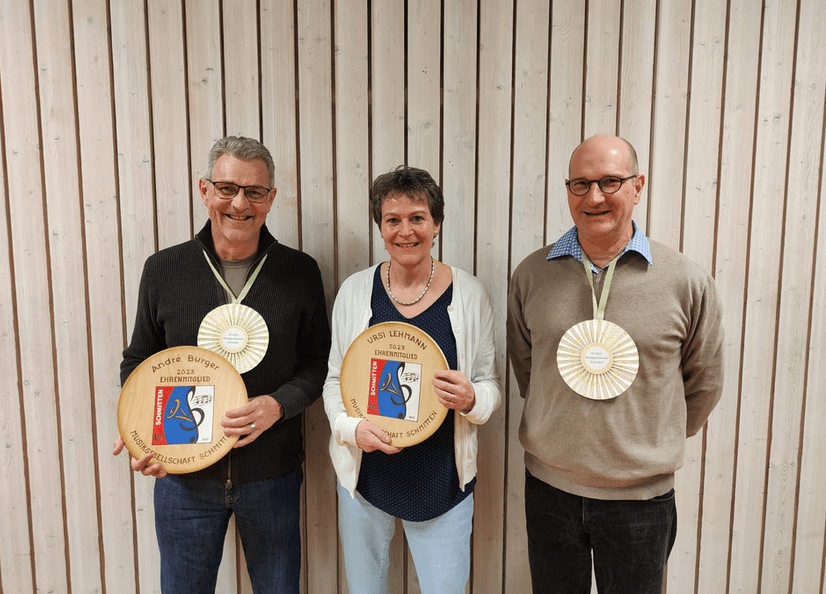 v.l. André Burger (Veteran 40 Jahre, Ehrenmitglied) Ursi Lehmann (Fahnenpatin, Ehrenmitglied) Hugo Lehmann (Veteran 40 Jahre)